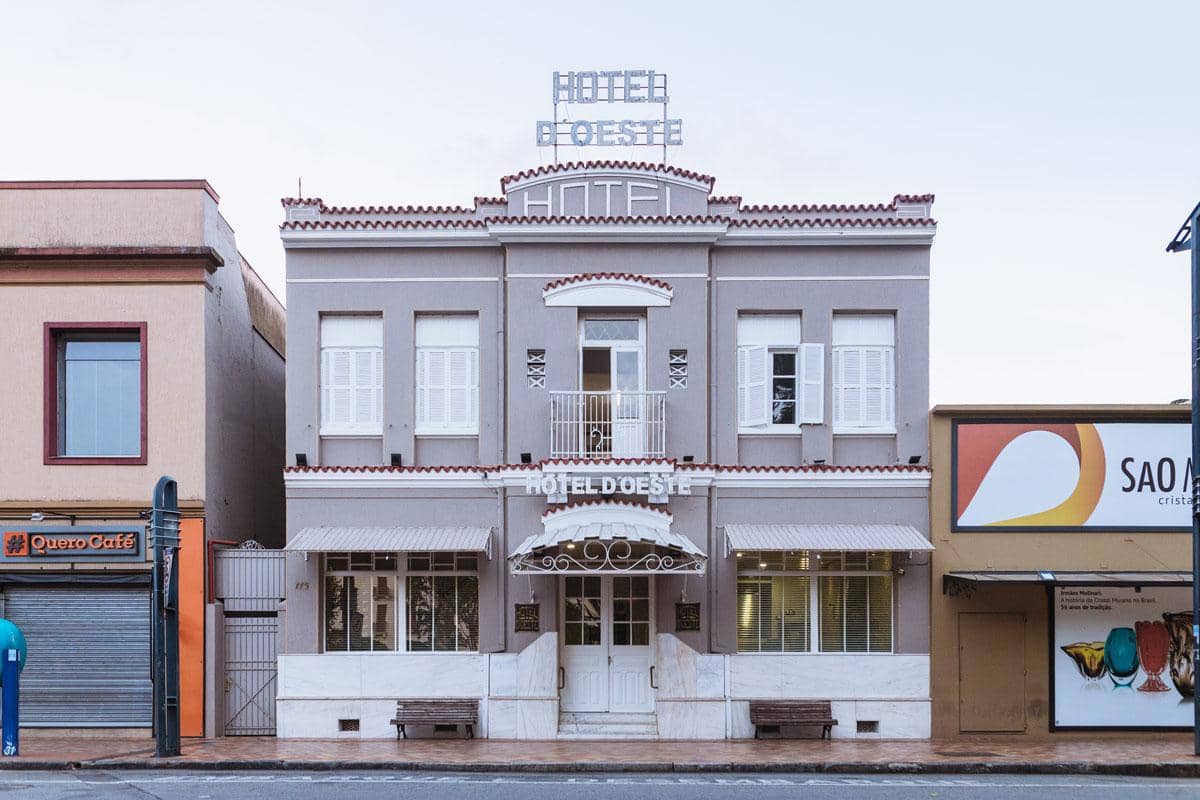 Hotel D'Oeste - Mova Hotéis - O tabuleiro de Xadrez gigante situado na  Praça dos Imigrantes na Rua Junqueiras é mais um de vários pontos  turísticos que vindo a Poços de Caldas
